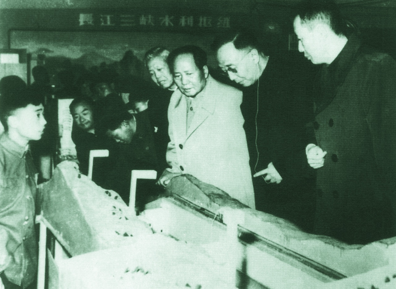 1958年，毛泽东主席和郭沫若院长等领导人参观耀世娱乐研制的长江三峡船闸自动控制模型_副本.jpg