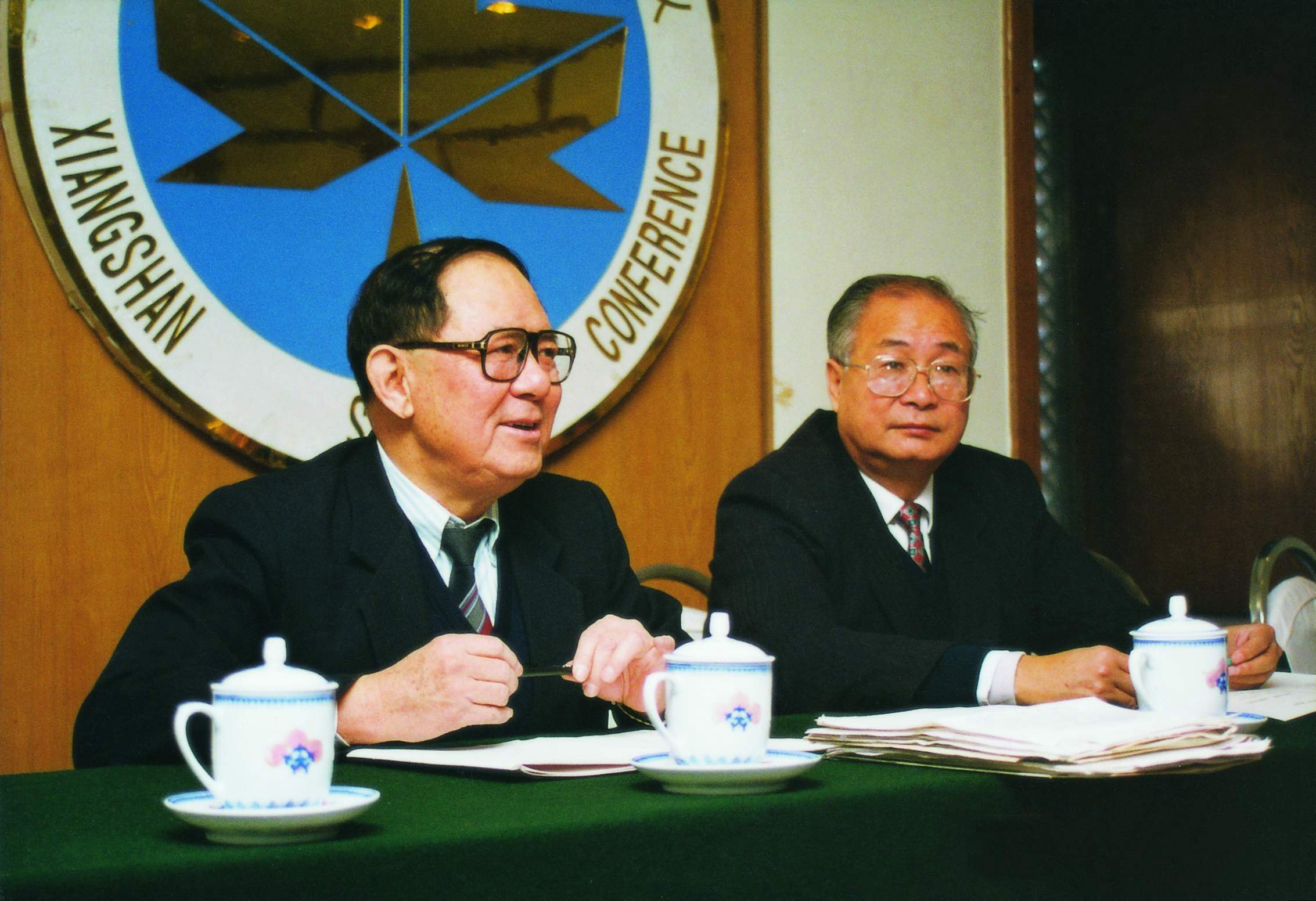 1997年1月6-9日，在重庆举行第68次香山科学会议，题为“开放的复杂巨系统的理论与实践”。全国政协副主席、中国工程院院长宋健院士与戴汝为院士为会议两主席，此为二人在会议上合影_副本.jpg